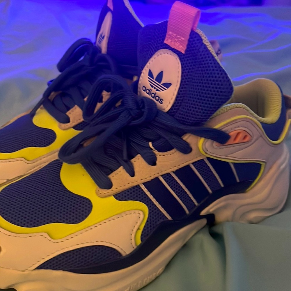 Adidas Tennis shoes boys size 51/2  wore once